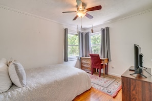 2 bedrooms, desk, iron/ironing board, WiFi