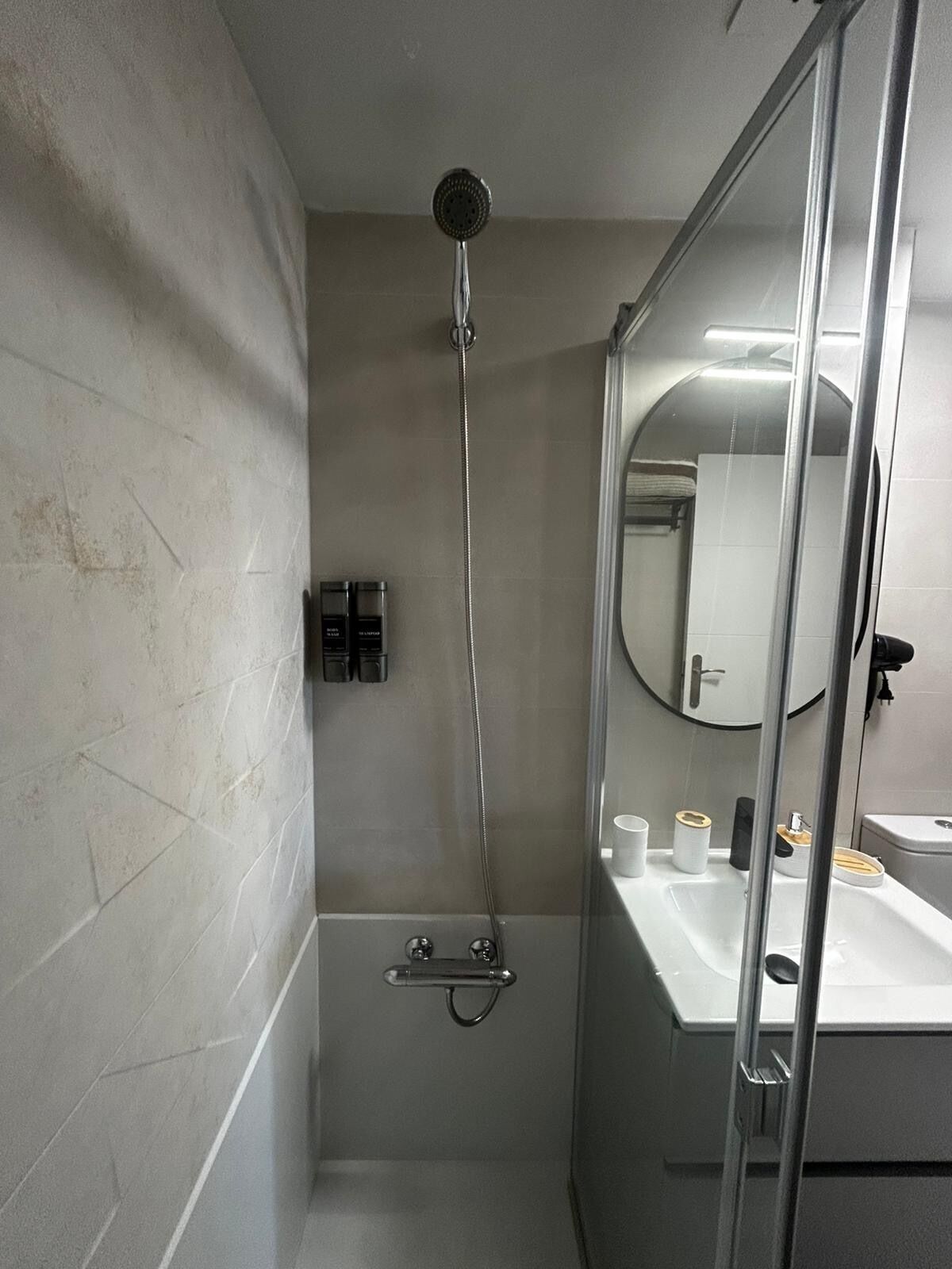 Douche, sèche-cheveux, serviettes fournies, savon