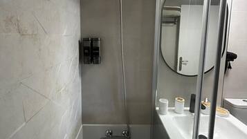 Douche, sĂšche-cheveux, serviettes fournies, savon