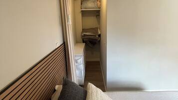 2 soverom, strykejern/-brett, internettilgang og sengetøy