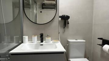 Dusch, hÄrtork, handdukar och tvÄl