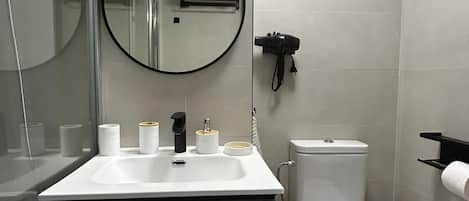 Ducha, secador de pelo, toallas y jabón