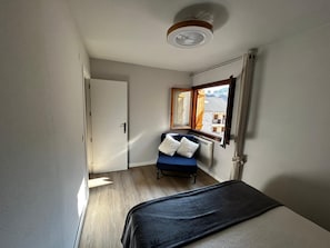 2 bedrooms, iron/ironing board, Internet, bed sheets
