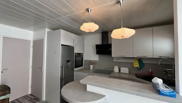 Køleskab, mikrobølgeovn, ovn, kogeplade