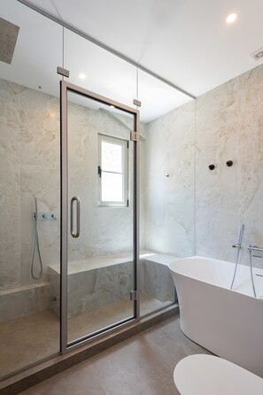 Een douche, een haardroger, handdoeken