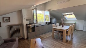 Living area - Mia's House Dogliani - spacious, finely furnished studio apartment (Dogliani)