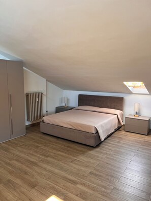 1 dormitori, planxa i posts de planxar, wifi i roba de llit