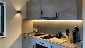 Apartment, 1 Schlafzimmer, Nichtraucher (Wohnung Nr. 07) | Cocina privada | Tostadora, periquera, artículos de limpieza y toallas de papel