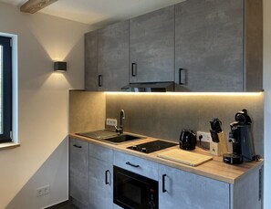 Apartment, 1 Schlafzimmer, Nichtraucher (Wohnung Nr. 07) | Private kitchen | Toaster, highchair, cleaning supplies, paper towels