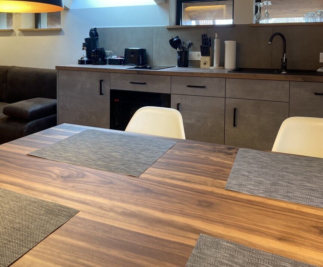 Apartment, 1 Schlafzimmer, Nichtraucher (Wohnung Nr. 11) | Eget kjøkken | Vannkoker, brødrister, høy barnestol og rengjøringsutstyr