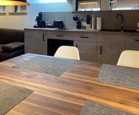 Tostadora, silla alta para bebés, artículos de limpieza