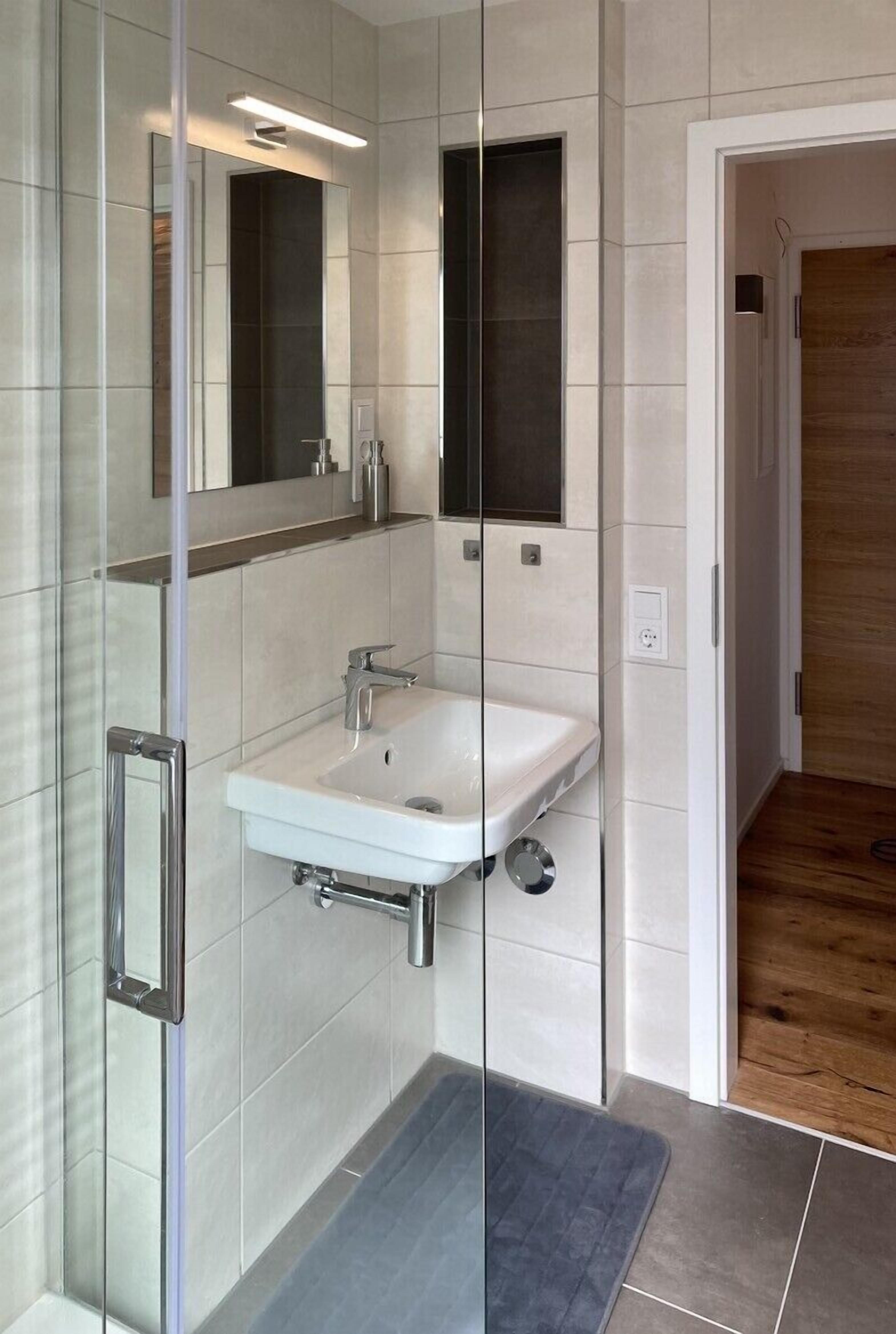 ฝักบัว, ไดร์เป่าผม, ผ้าเช็ดตัว, สบู่