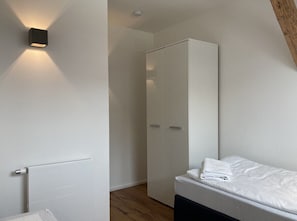 Duplex, 3 quartos, para não fumantes, sacada | Quartos à prova de som, ferros/tábuas de passar roupa, berços grátis