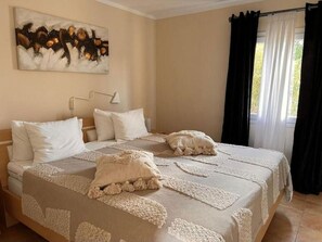 3 habitaciones, tabla de planchar con plancha, wifi y ropa de cama 