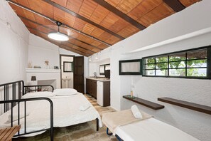 6 habitaciones, tabla de planchar con plancha, wifi y ropa de cama 