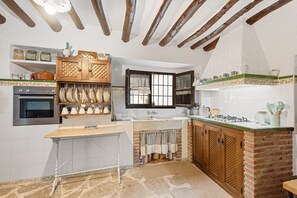 Fridge, microwave, oven, stovetop - Holiday Home 'Cortijo Caracate' with Mountain View, Wi-Fi and Air Conditioning (Archidona)