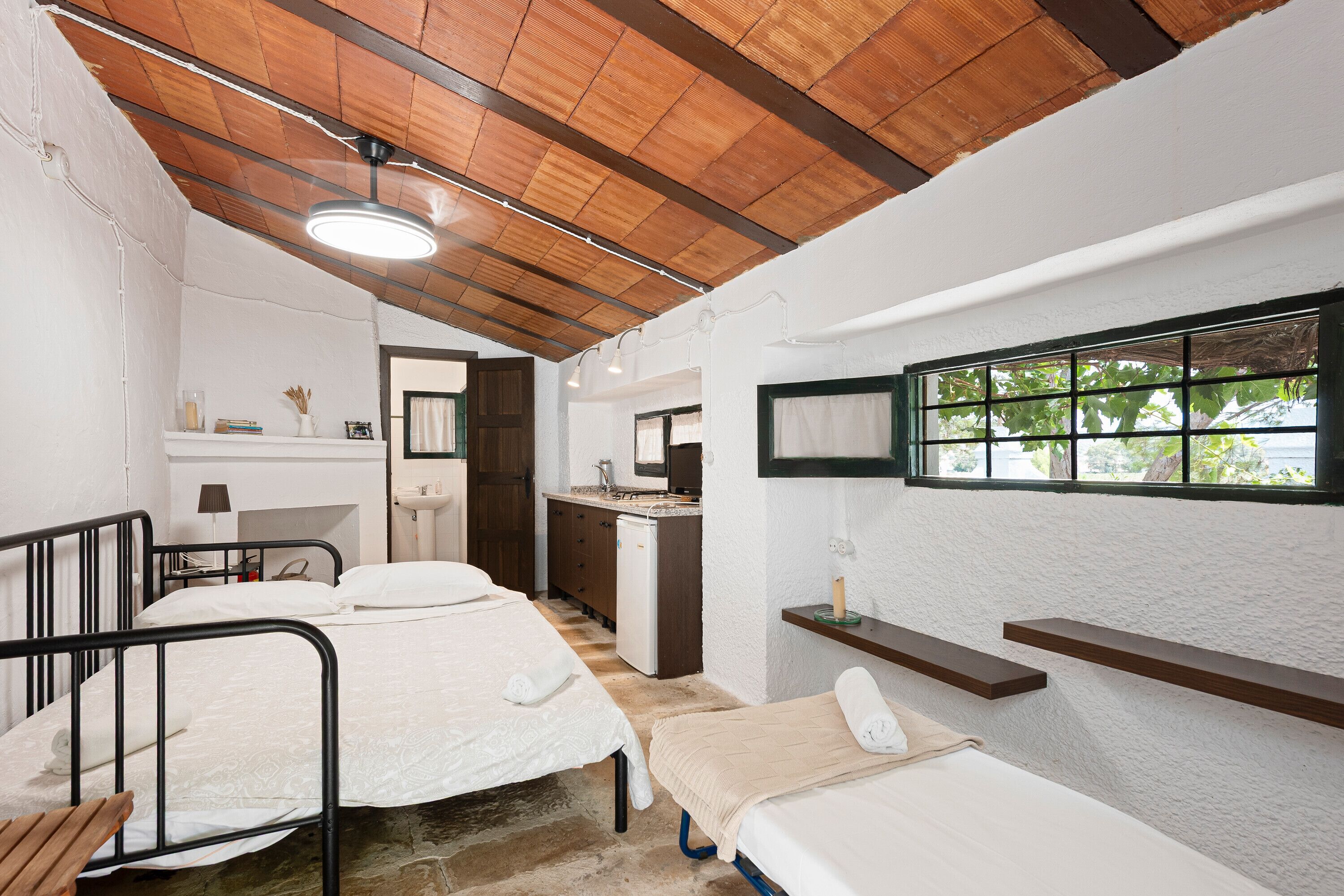 6 bedrooms, iron/ironing board, WiFi, bed sheets