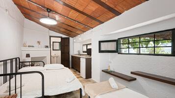 6 bedrooms, iron/ironing board, WiFi, bed sheets