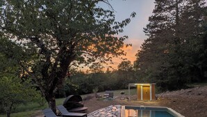A pool area with lounge chairs, a barbecue grill, and a small shed. - Domaine de l'Ameillée, authentic Quercy in the heart of Périgord Blanc (Puy-l'Évêque)