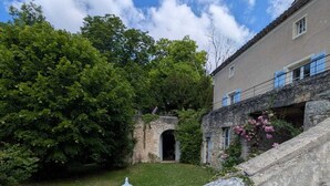 Unclassified image, 5 of 33, button - Domaine de l'Ameillée, authentic Quercy in the heart of Périgord Blanc (Puy-l'Évêque)