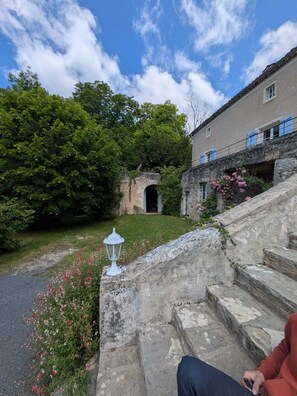 Property grounds - Domaine de l'Ameillée, authentic Quercy in the heart of Périgord Blanc (Puy-l'Évêque)