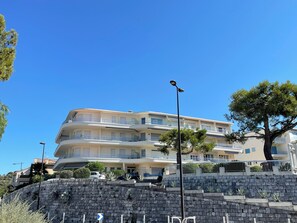 Exterior - 50 m from the beach - Beautiful garden apartment in a charming building (Antibes)