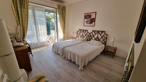 1 bedroom, iron/ironing board, WiFi, bed sheets - 50 m from the beach - Beautiful garden apartment in a charming building (Antibes)