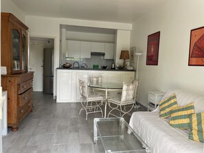 Living area - 50 m from the beach - Beautiful garden apartment in a charming building (Antibes)