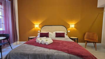 Chambre Confort, vue cour intérieure | Literie hypoallergénique, matelas mémoire de forme
