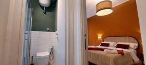 Comfort-værelse - udsigt til gårdsplads | Badeværelse | Bruser, hårtørrer, håndklæder, Sæbe