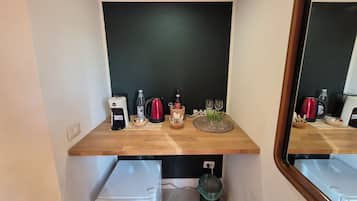 Classic-Zimmer, Stadtblick | Wohnbereich | 33-Zoll-Smart-TV mit Digitalempfang