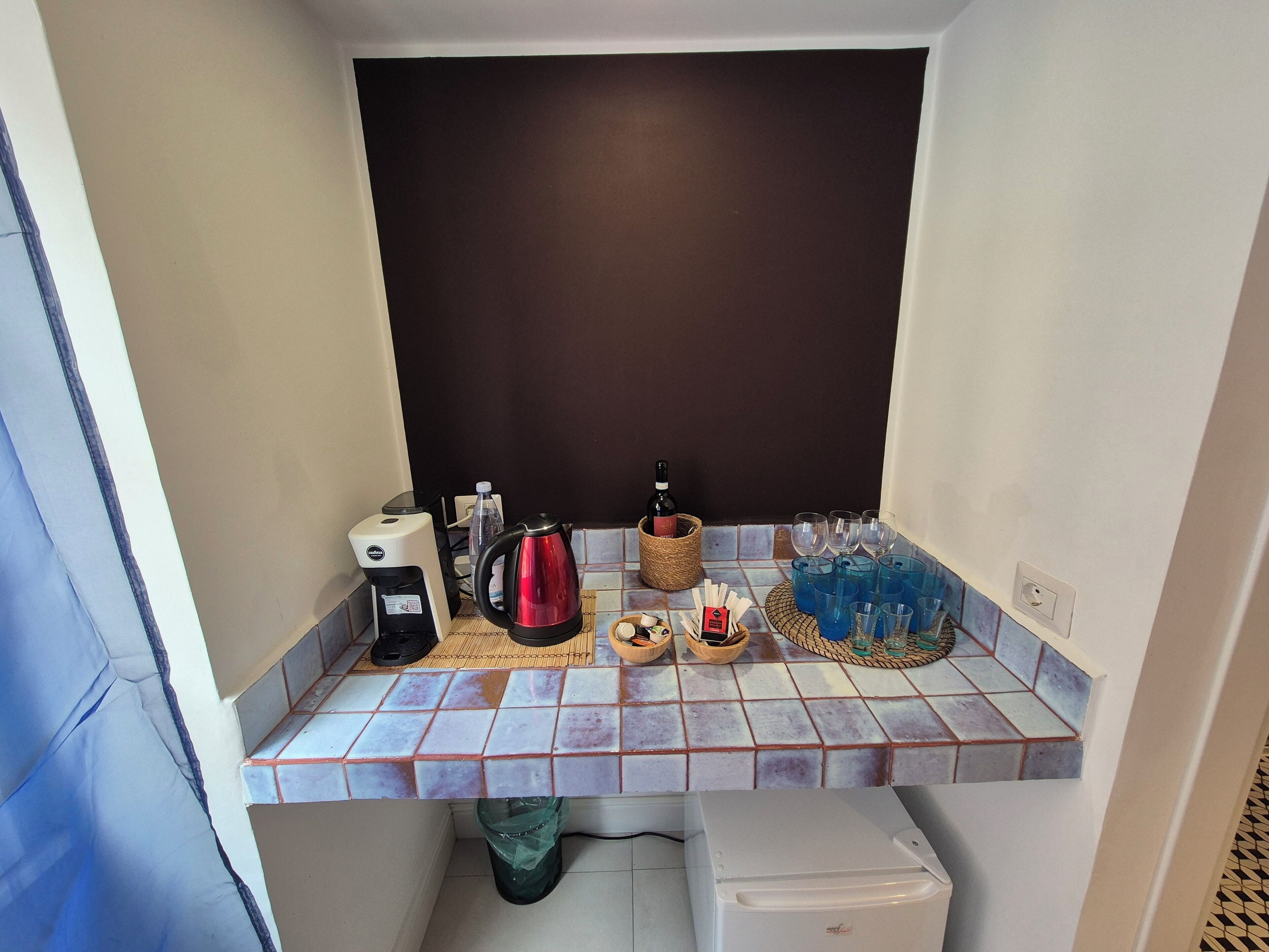 豪華三人房, 城市景 | 客廳 | 33 吋智能電視連數碼電視頻道