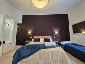 Deluxe-Dreibettzimmer, Stadtblick | Allergikerbettwaren, Betten mit Memory-Foam-Matratzen, Zimmersafe