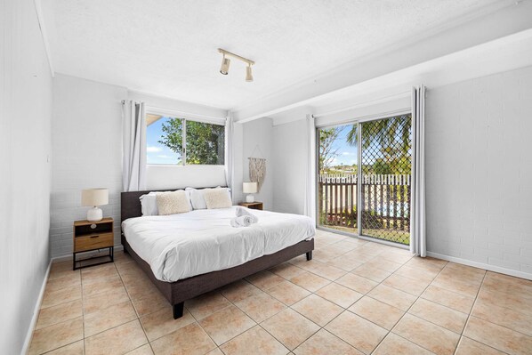 3 bedrooms, iron/ironing board, WiFi, bed sheets