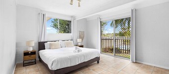 Chic 3BR Home with Pool in Rochedale South