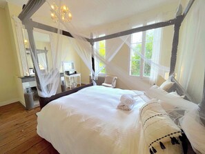 5 bedrooms, desk, iron/ironing board, free WiFi