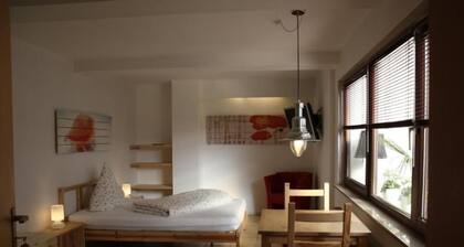 Perfect for craftsmen: affordable double room near the highway