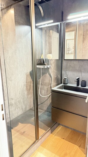 Douche, sèche-cheveux