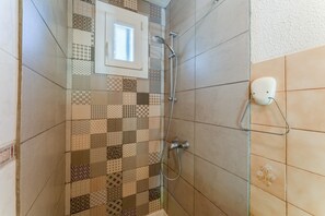 Douche, sèche-cheveux, serviettes fournies