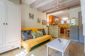 TV - Studio 'Le Petit Mas Des Pins' with Shared Pool, Wi-Fi and Air Conditioning (Eygalières)