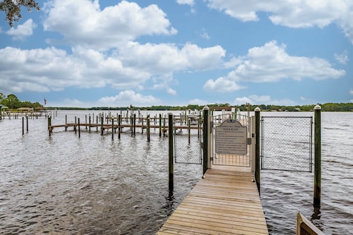 3BR Townhome Steps to Bay - Pool & Beach Gear