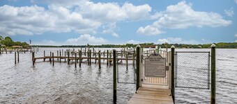 3BR Townhome Steps to Bay - Pool & Beach Gear