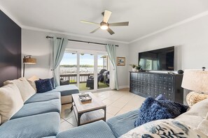 Smart TV - 3BR Townhome Steps to Bay - Pool & Beach Gear (Navarre)