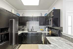 Fridge, microwave, oven, stovetop - 3BR Townhome Steps to Bay - Pool & Beach Gear (Navarre)