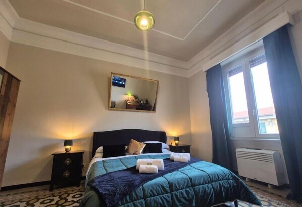 Luxury Room with city view | 低過敏寢具、記憶床墊、書桌、筆電工作空間