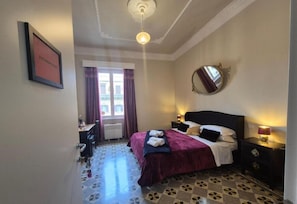 Habitación de lujo, vista a la ciudad | Ropa de cama hipoalergénica, camas con efecto memoria y escritorio 