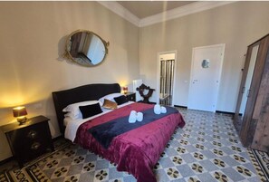 Luxe kamer, uitzicht op de stad | Hypoallergeen beddengoed, bedden met traagschuimmatrassen, een bureau