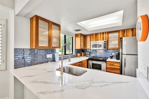 冰箱、微波炉、烤箱、炉灶