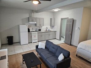 Living area - Quaint studio in Sweeny for a cozy getaway (Sweeny)