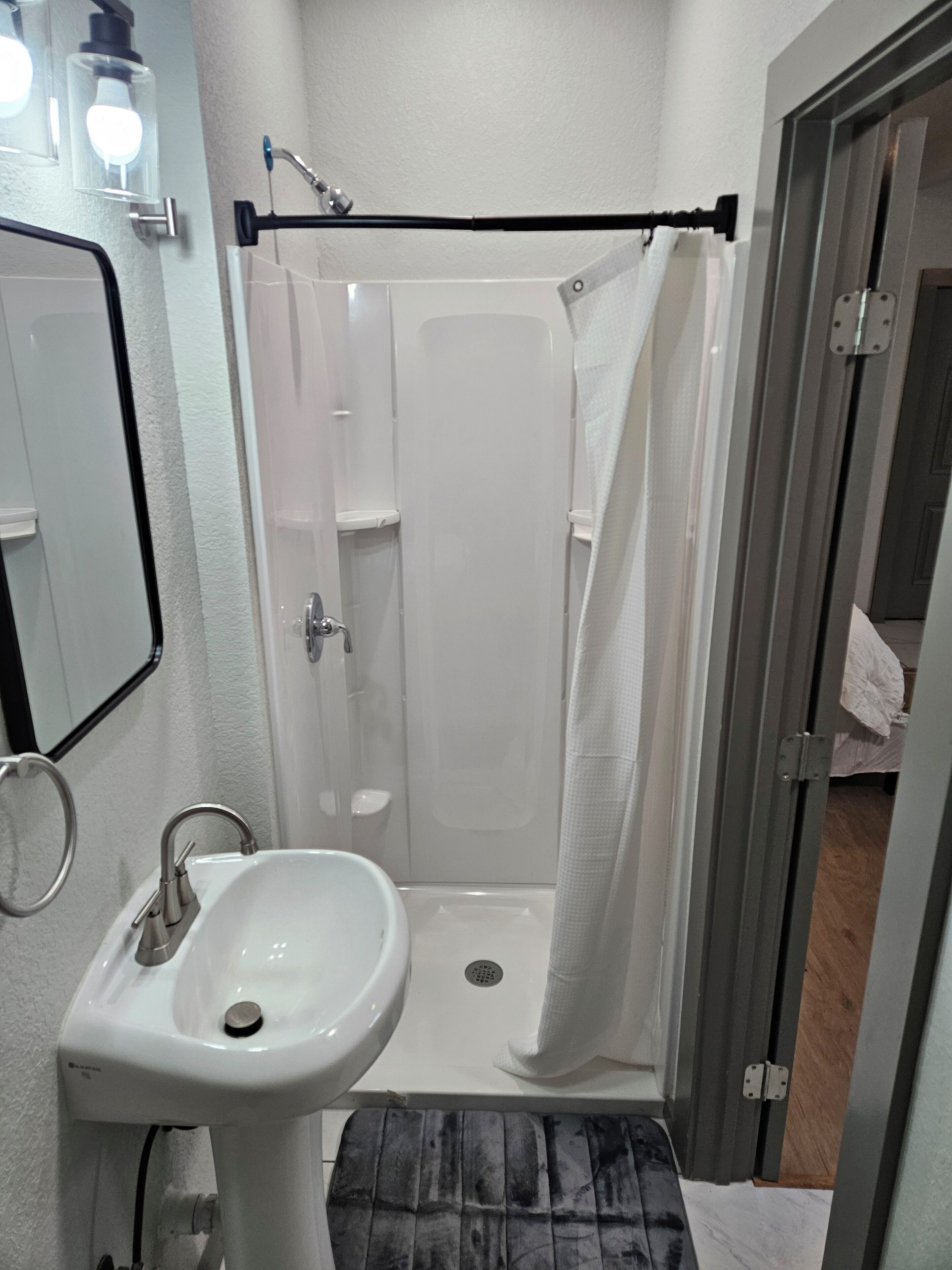 Serviettes fournies, papier toilette